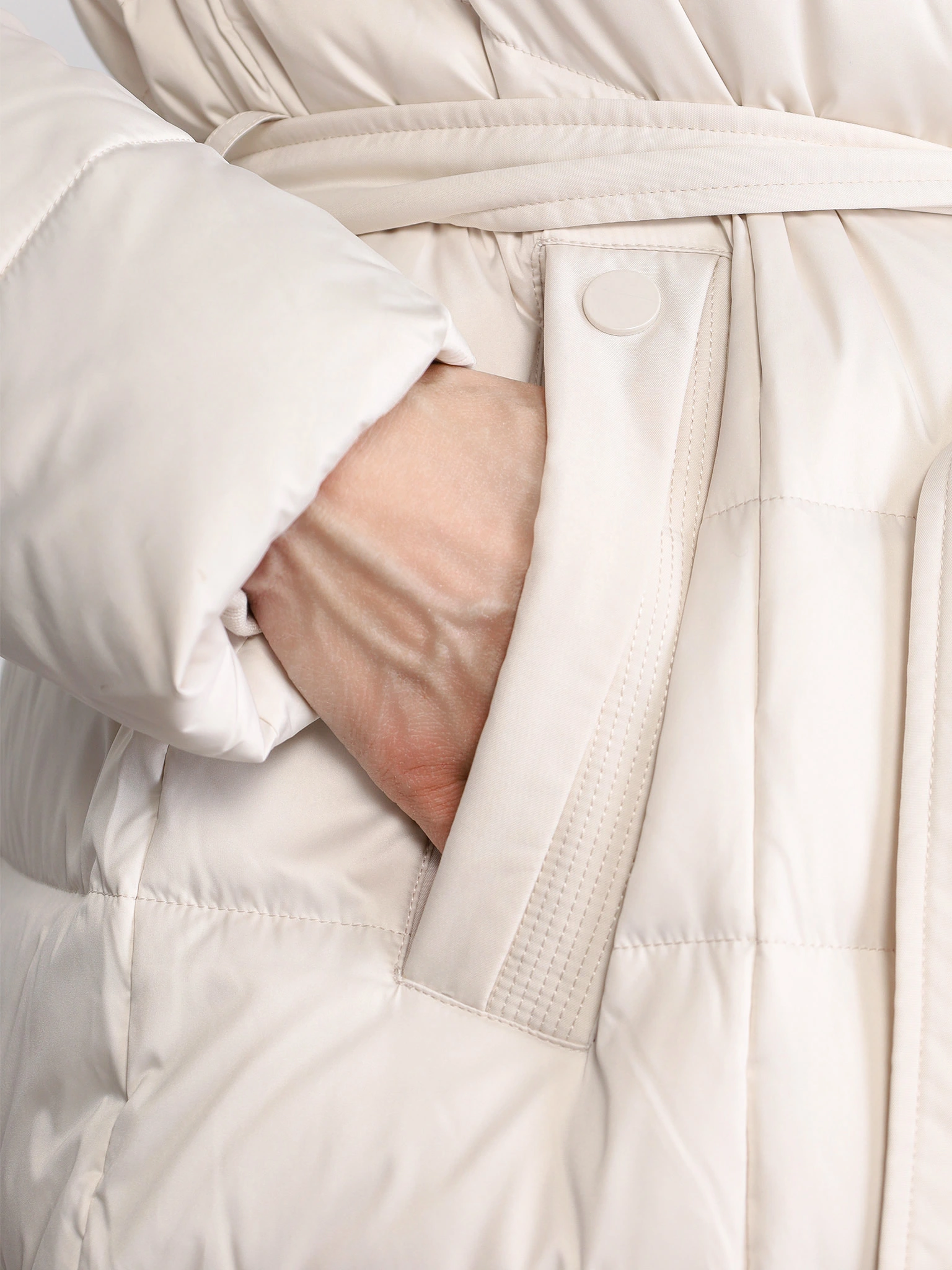 Пуховик светло-бежевого цвета с капюшоном